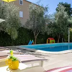 Luxury With Pool, Sauna & Gym-5 Bedrooms Villa *