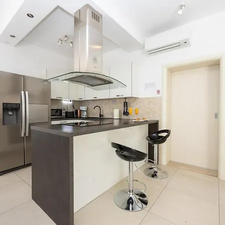 Villa Luxury With Pool, Sauna & Gym-5 Bedrooms *