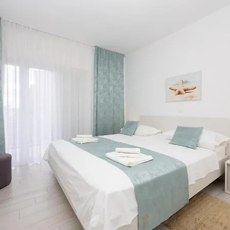Luxury With Pool, Sauna & Gym-5 Bedrooms Kastela