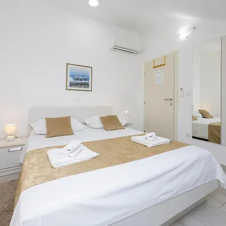 Home-villa Bile, 50m From The Sea, Pool Kaštela