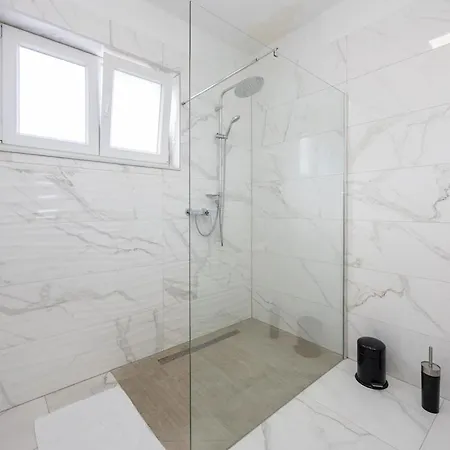 Home-villa Bile, 50m From The Sea, Pool וילה